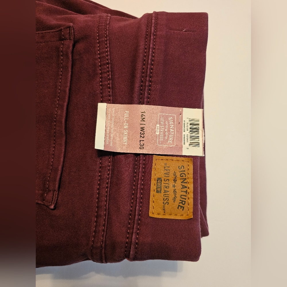 Levi Women's Skinny Jeans - Burgundy